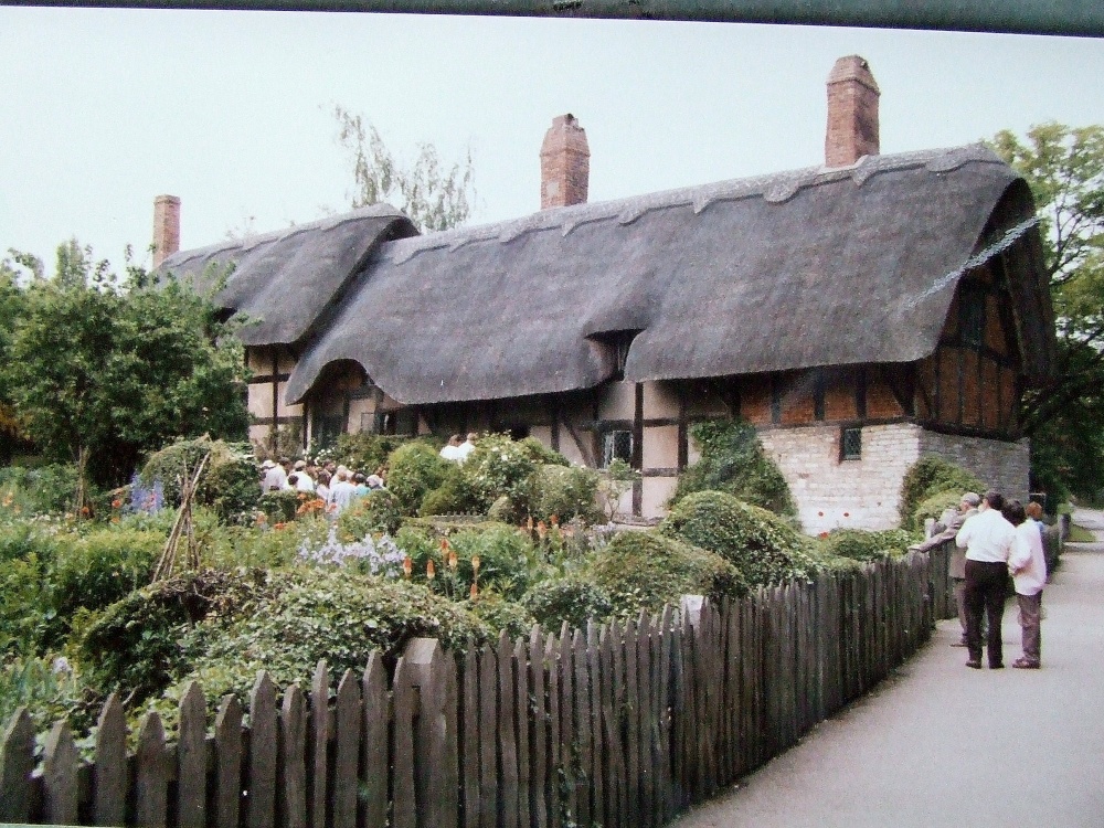 Anne Hathaway's Cottage photo by Thomas Crossley