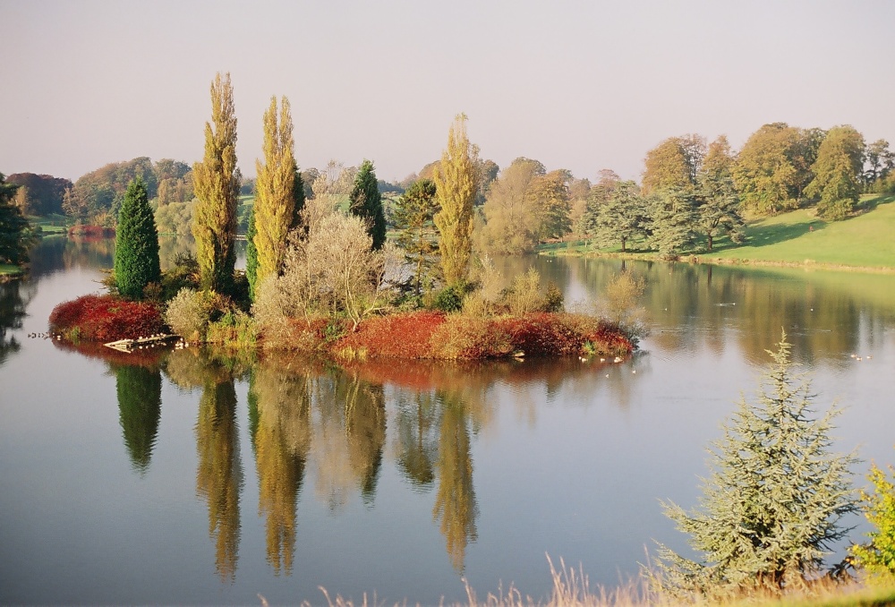 Blenheim Palace lake photo by TheHermit