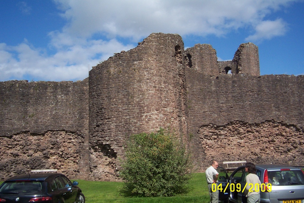 Skenfrith Castle photo by Sue Tym
