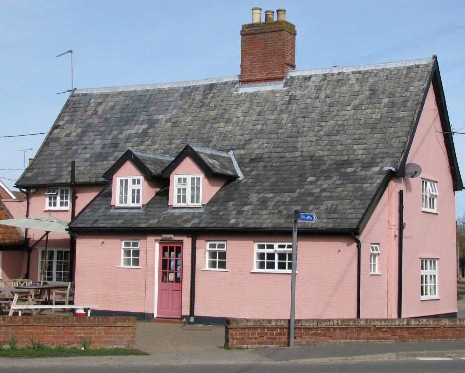 Photograph of The Queens Head, Cropped due to excessive wiring