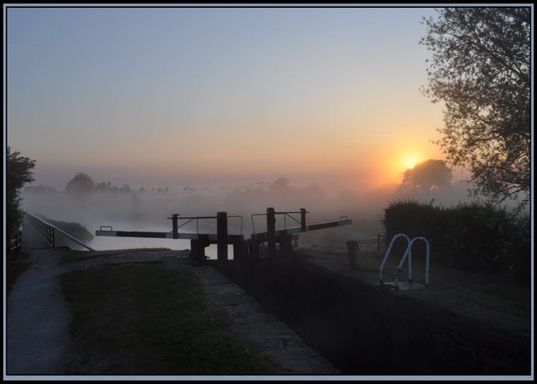 Photograph of Alrewas lock, sunrise and mist on the meadows