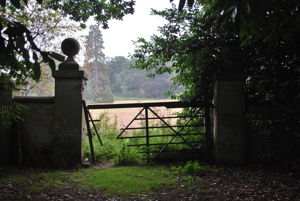 Photograph of Nice gateposts, shame about the gate!