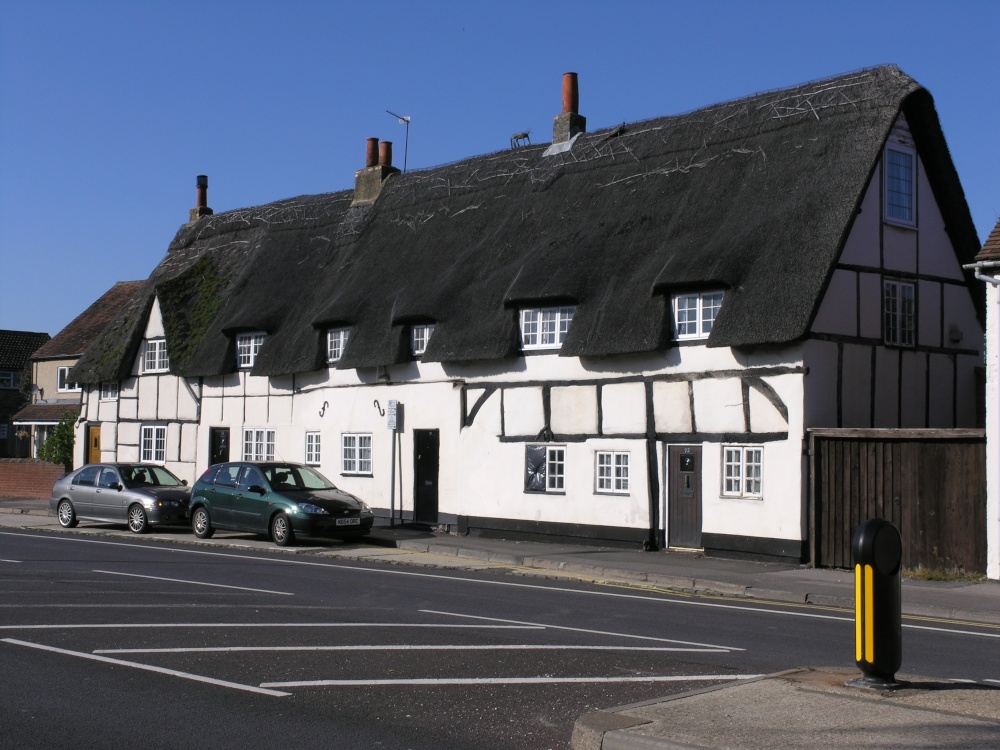 Thatched cottages beside the A4 in Thatcham