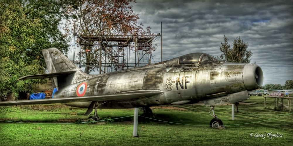 Full length shot of the other aircraft.