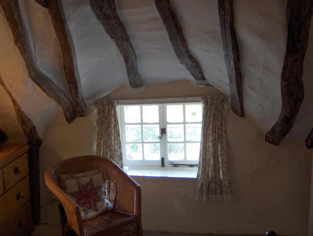 Little Thatch Cottage, bedroom sitting area