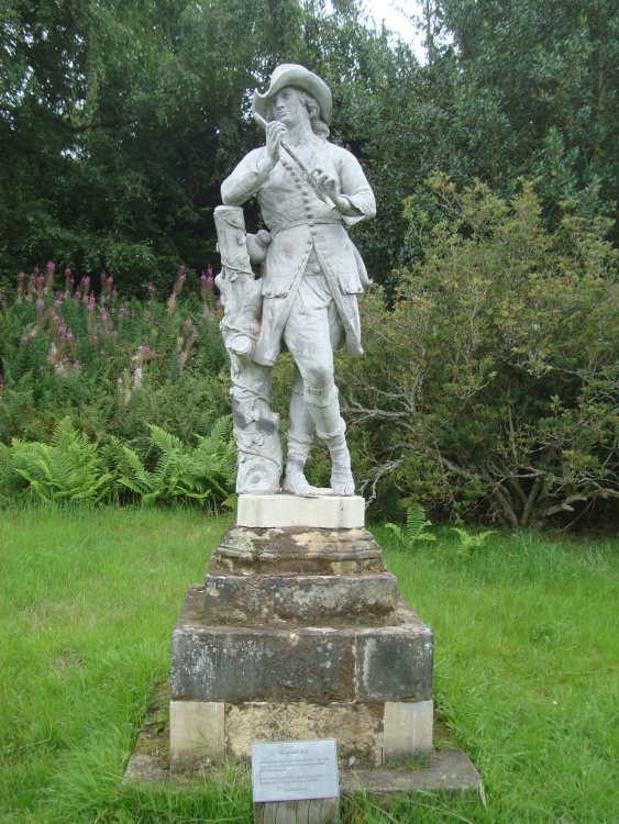Ray Wood statue
