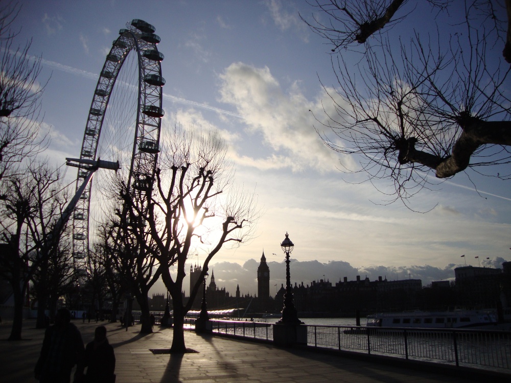 Queen's Walk, Thames Embankment & London Eye.