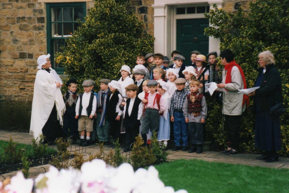Children in the past at Locomotion