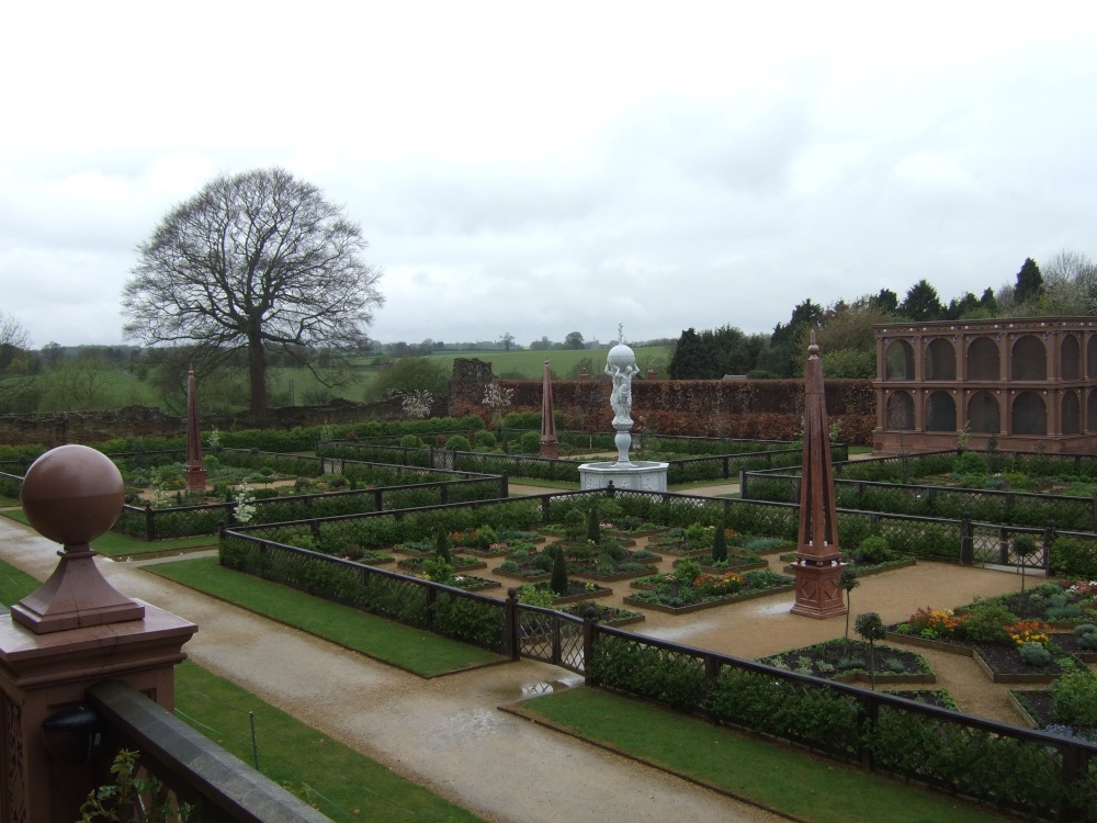 Elizabethan Garden (recreated 2009) Kenilworth Castle