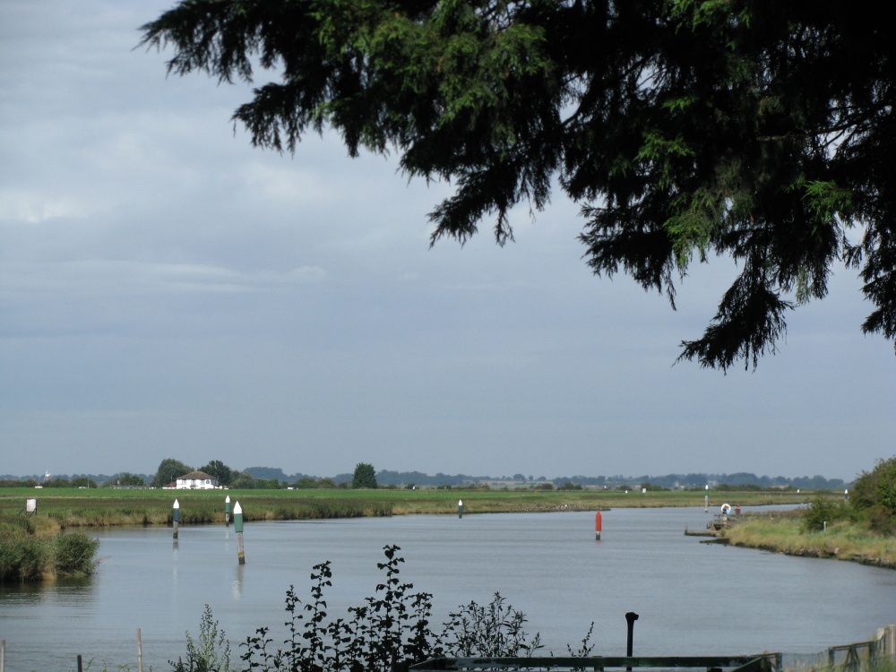 River Waveney and the Bernie Alms pub near Burgh Castle