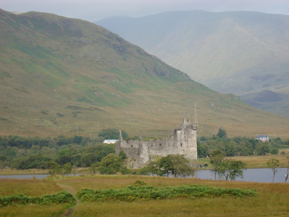 Kilchurn Castle photo by Victor Naumenko