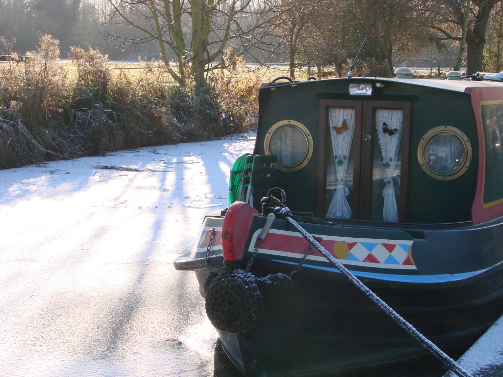 Photograph of Winter narrowboat at Thrupp, Oxfordshire