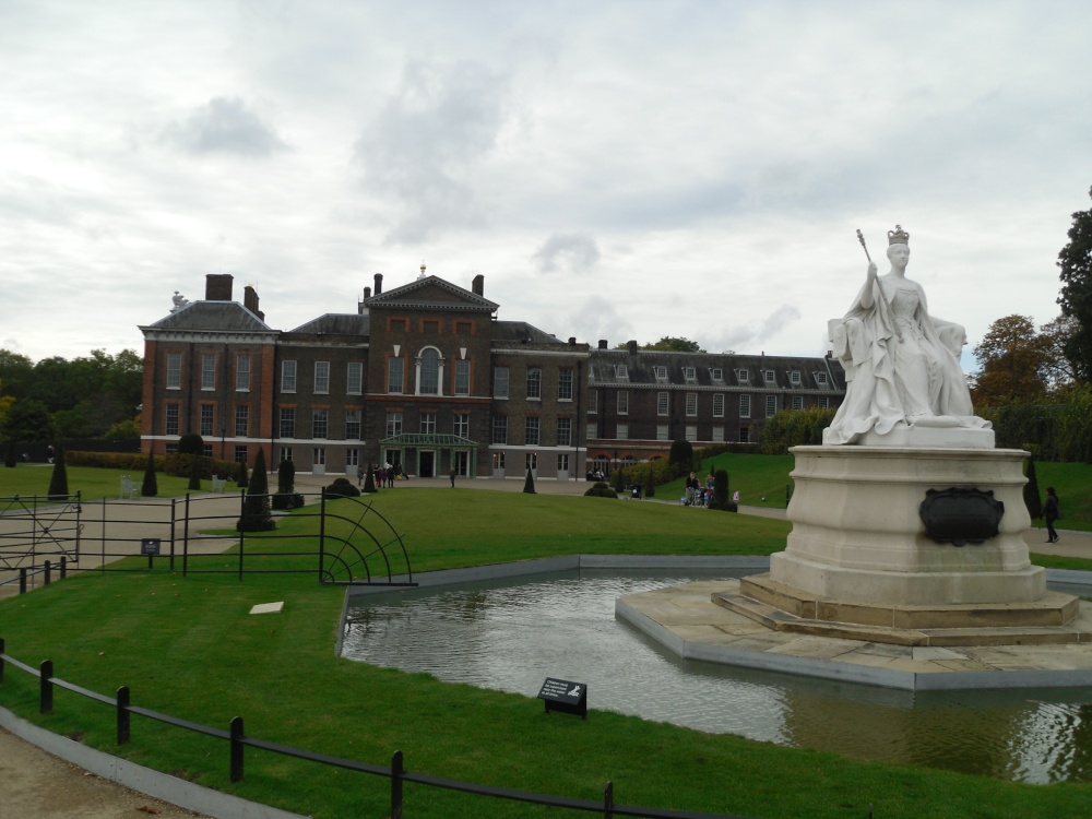 London, the Kensington park, the Kensington palace, the monument to queen Victoria