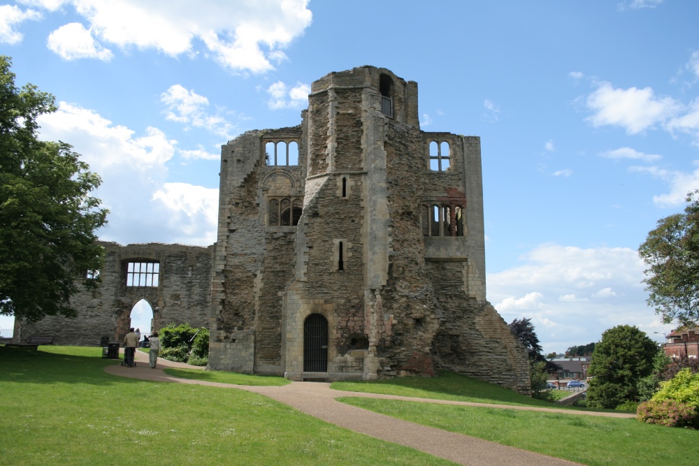 Newark Castle photo by Zbigniew Siwik