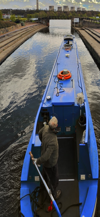 Narrow Boat leaving Trent Lock, Long Eaton