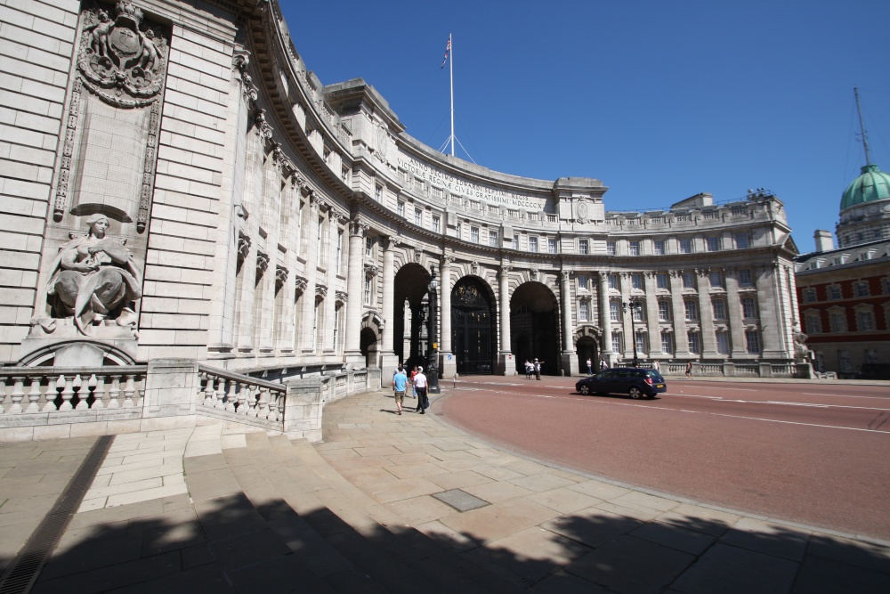 Admiralty Arch, London, Greater London photo by Zbigniew Siwik