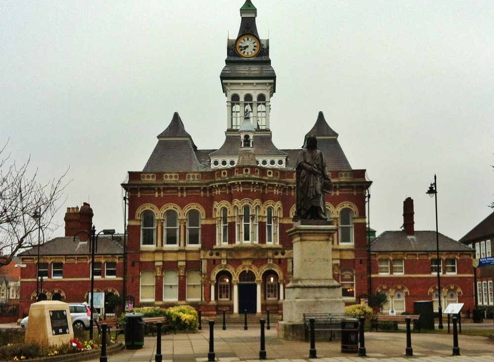 Photograph of The Guildhall and statue of Isaac Newton in Grantham