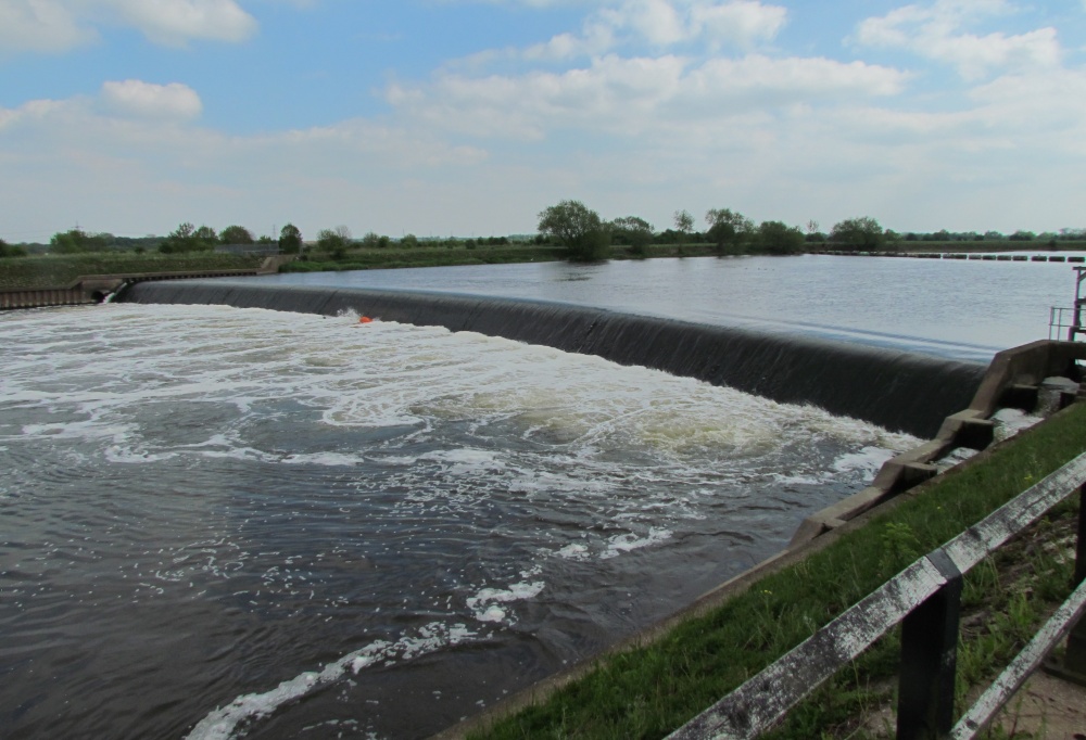 Fast flowing Cromwell Lock, Weir