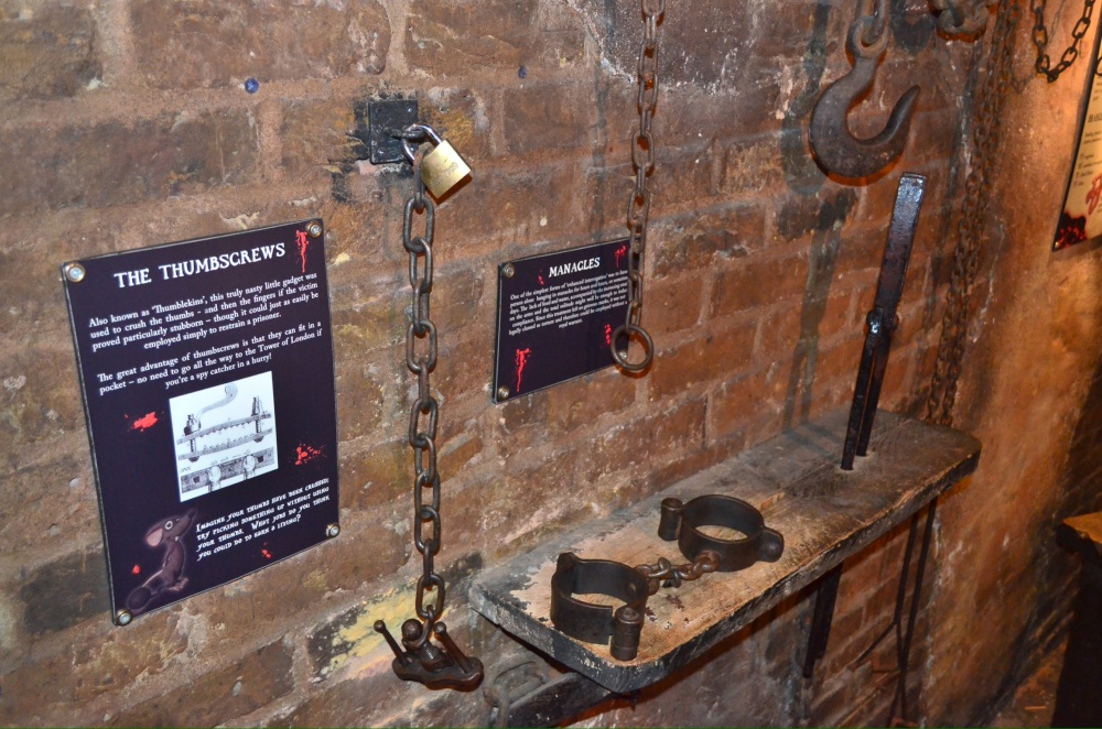 Квартира пыток. Музей тюрьмы Клинк в Лондоне. Лондонский Тауэр камера пыток. Лондонский Тауэр комната пыток.