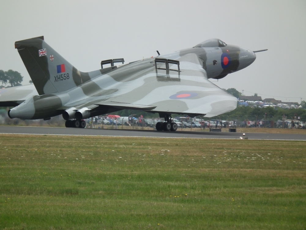 Photograph of Vulcan landing at RIAT Fairford 2013