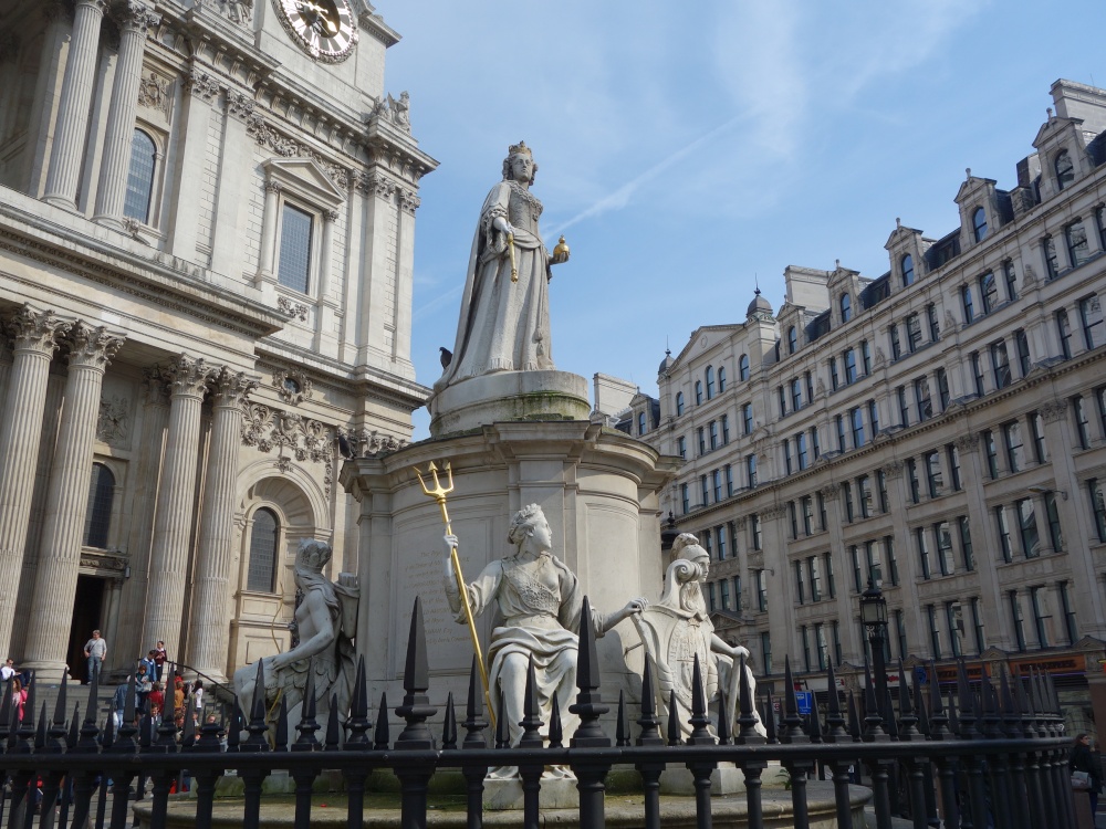 Statue of Queen Anne photo by Victor Naumenko