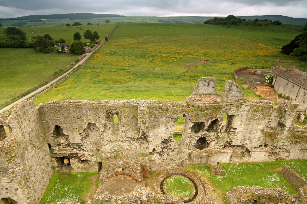 Middleham Castle photo by Zbigniew Siwik