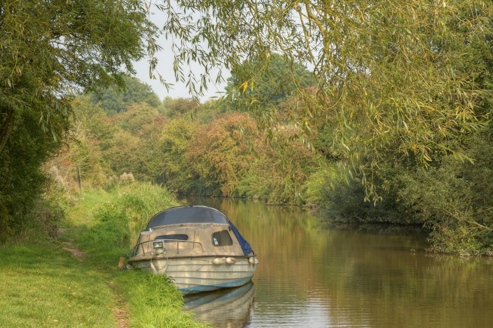 Small Boat on the Oxford Canal at Somerton, Oxfordshire photo by AJTooth