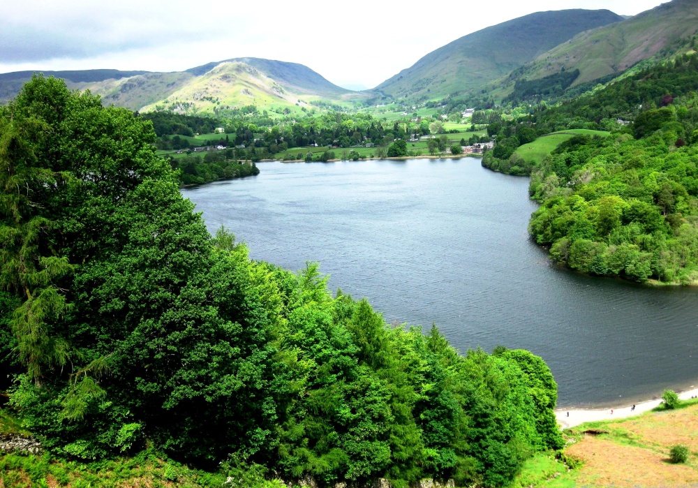 Green and blue at wonderful Grasmere lake