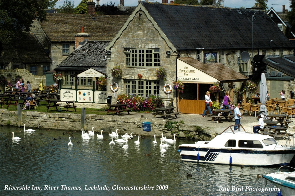 Riverside inn, River Thames, Lechlade, Gloucestershire 2009
