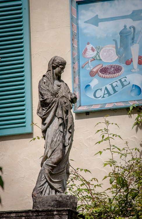 This way to the cafe