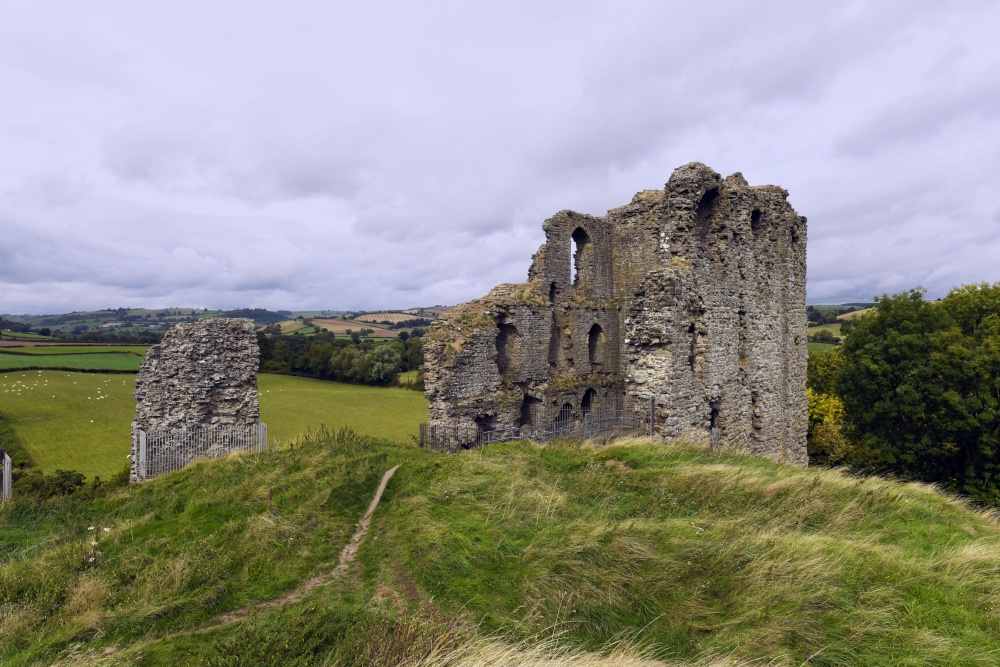 Clun Castle photo by Paul V. A. Johnson
