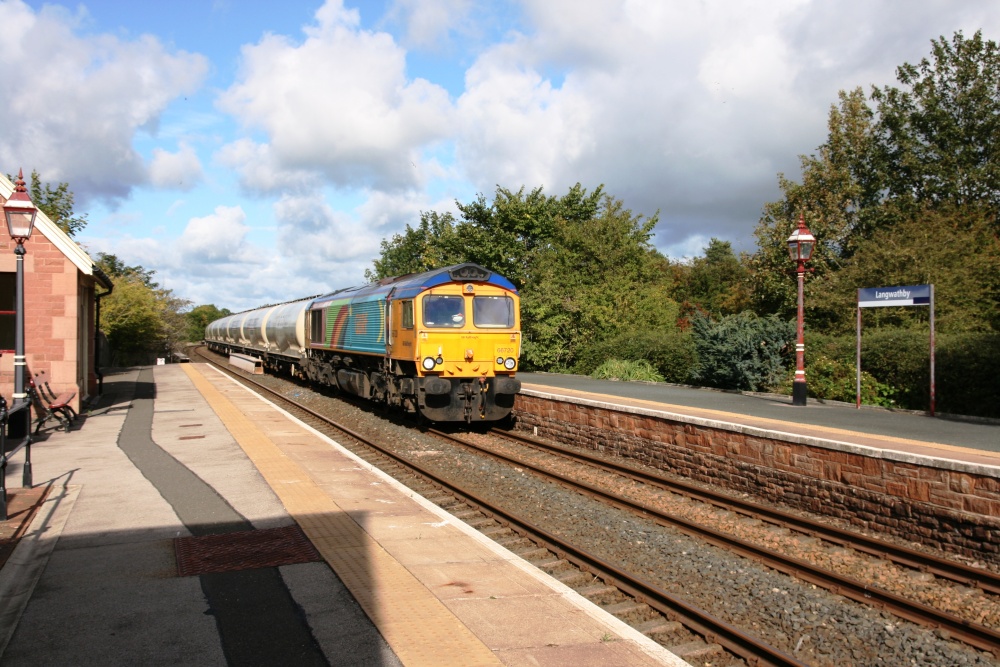 CLASS 66 ENGINE 66720 TRUNDLES THROUGH LANGWATHBY STATION CUMBRIA
