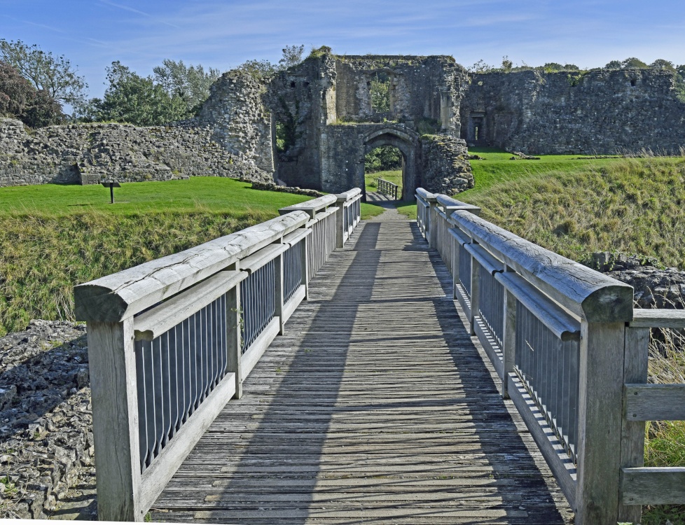 Helmsley Castle photo by Paul V. A. Johnson
