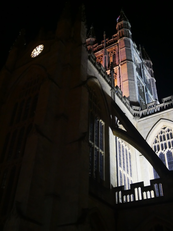 a picture of the Bath Abbey at night, in the city of Bath