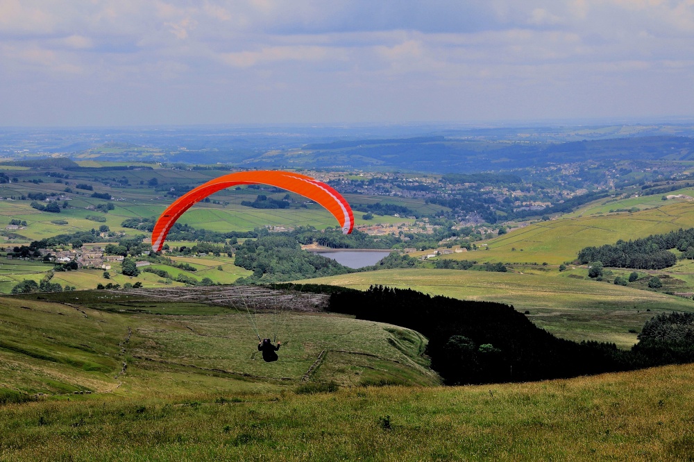 Hanglider at Holme Moss photo by Tom Curtis