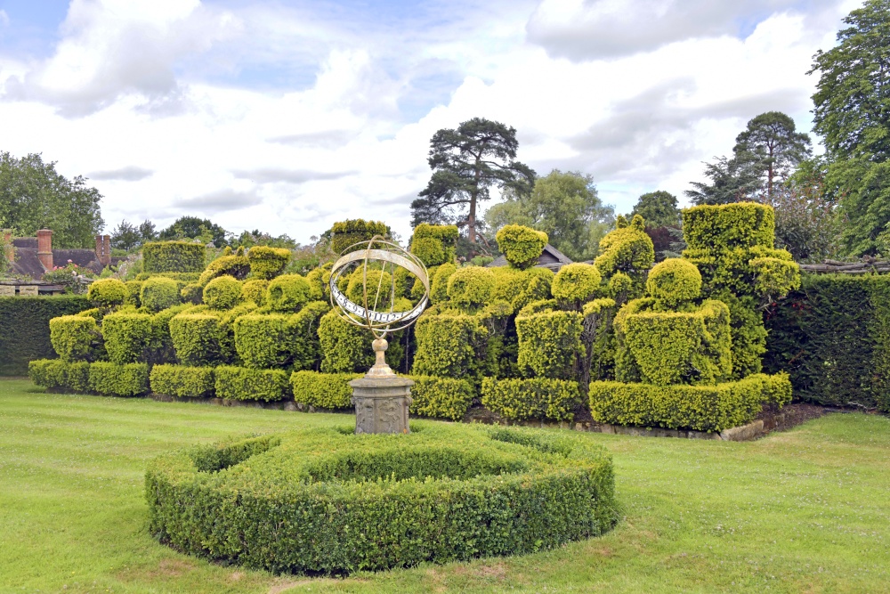 The Topiary Chess set, Hever Castle