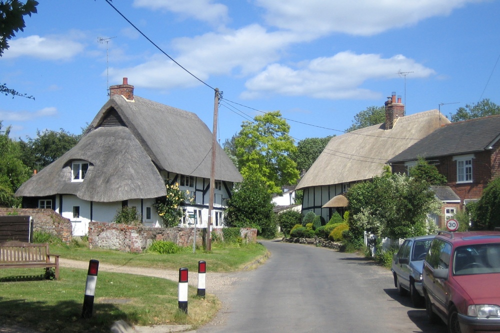 Photograph of Thatched cottages in the centre of Brightwell-cum-Sotwell