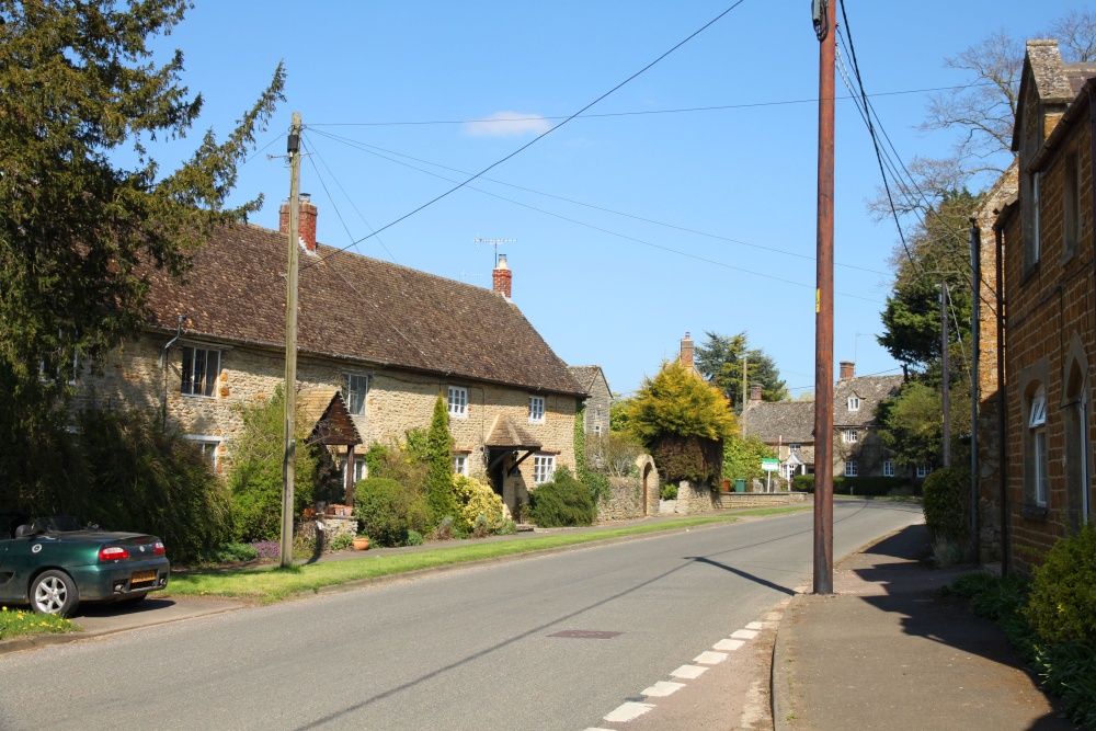 Photograph of Period cottages in Main Street, Duns Tew