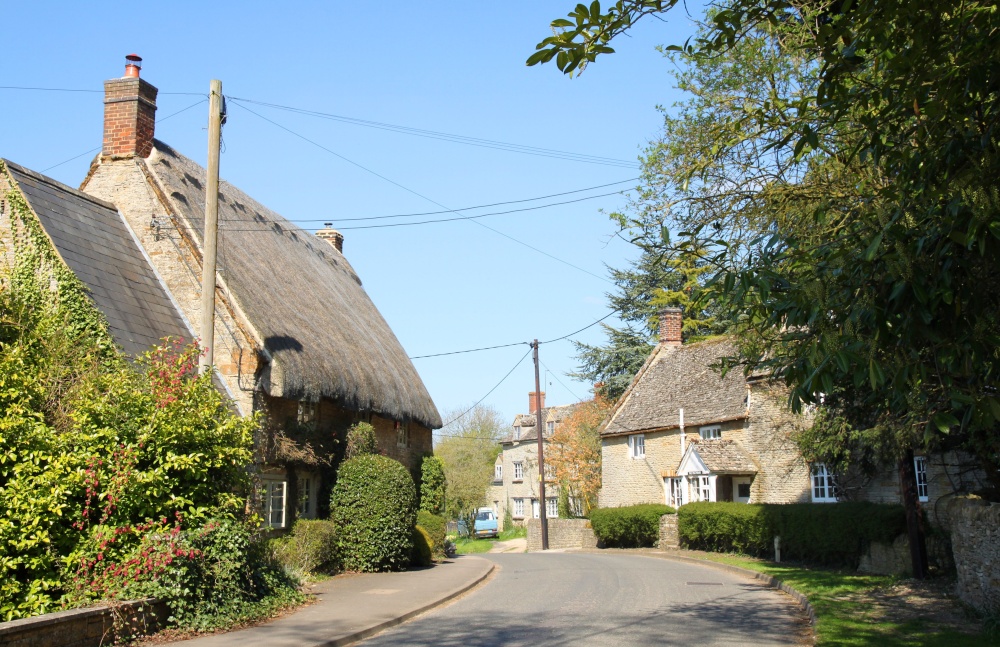 Photograph of Period cottages in Main Street, Duns Tew