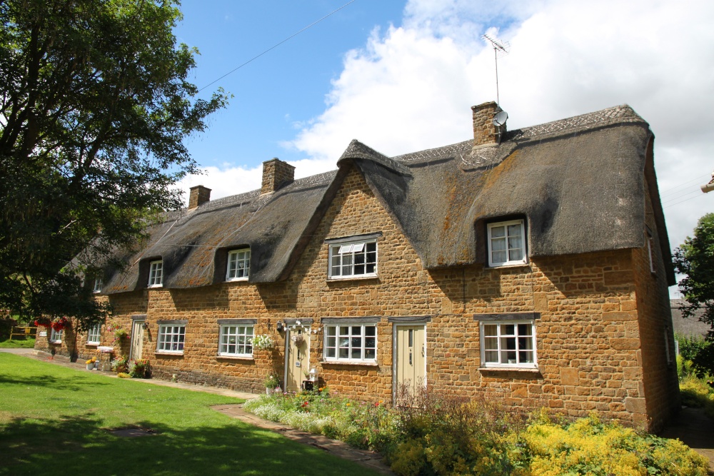 Photograph of Typical Hornton stone thatched cottages in Hornton