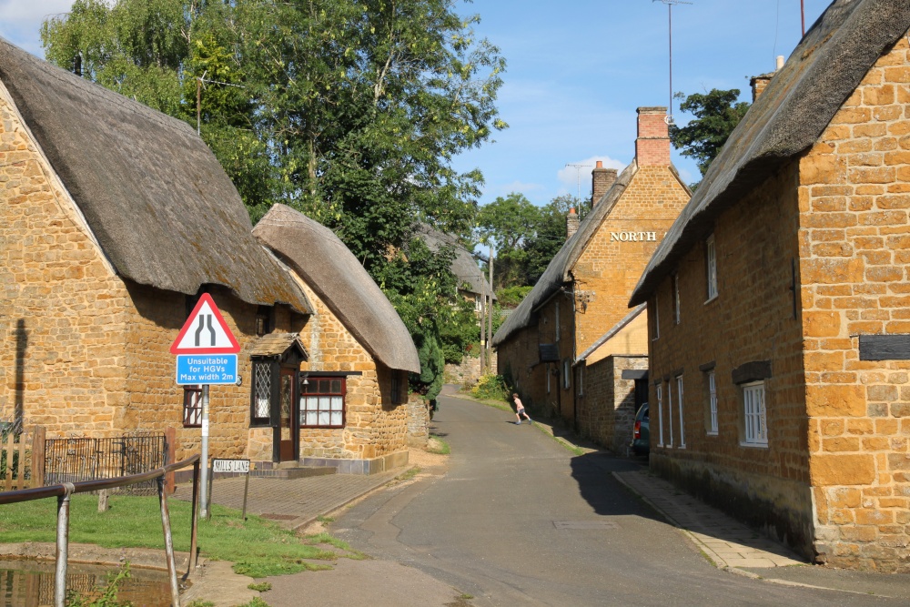 Thatched ironstone cottages in Wroxton
