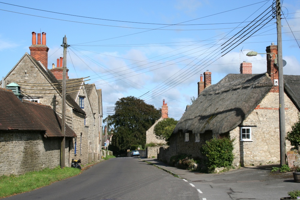 Photograph of An ancient thatched cottage in Cumnor