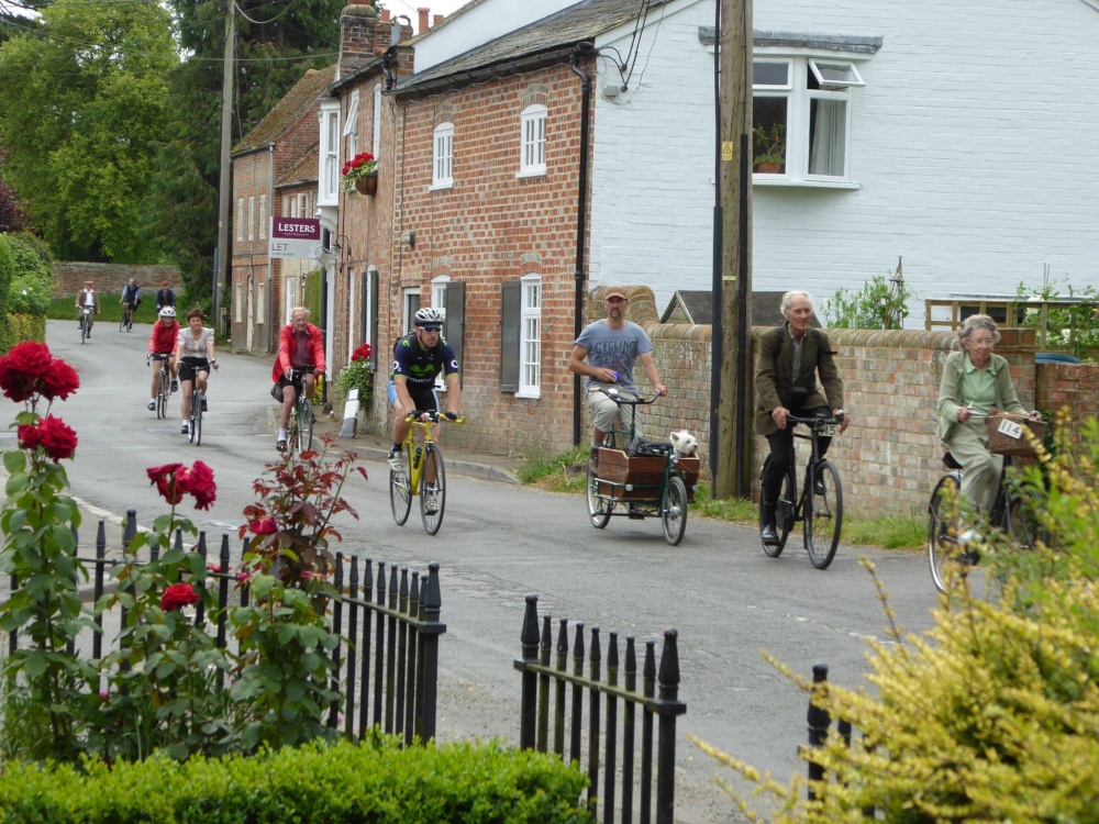 Photograph of Cyclists in Ewelme