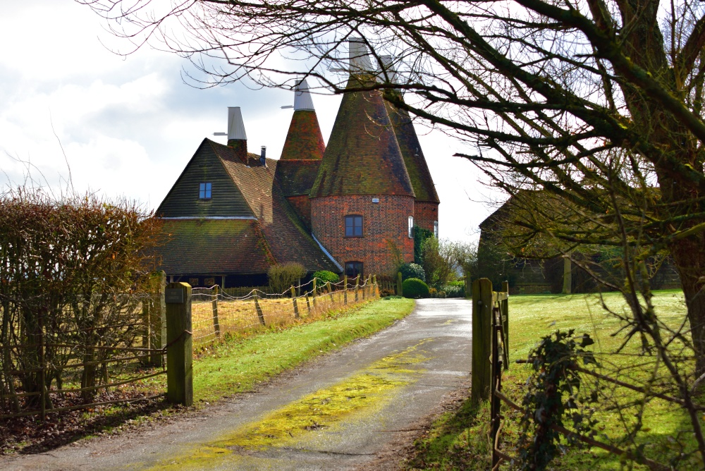 Photograph of A 4-Kiln Oast House Now a Large Family Home in Chiddingstone, Kent