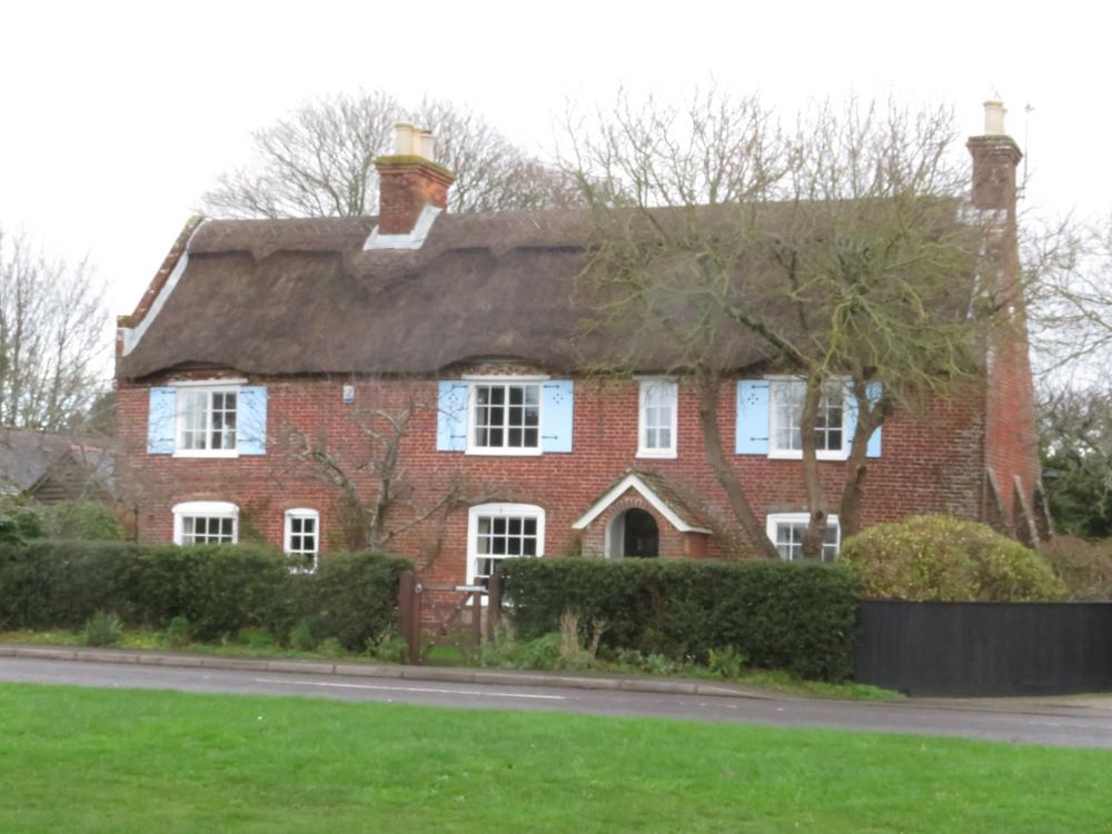 Delightful thatched house on Burton village green, near Christchurch