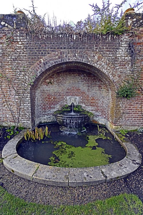 Water feature at Hever Castle Gardens