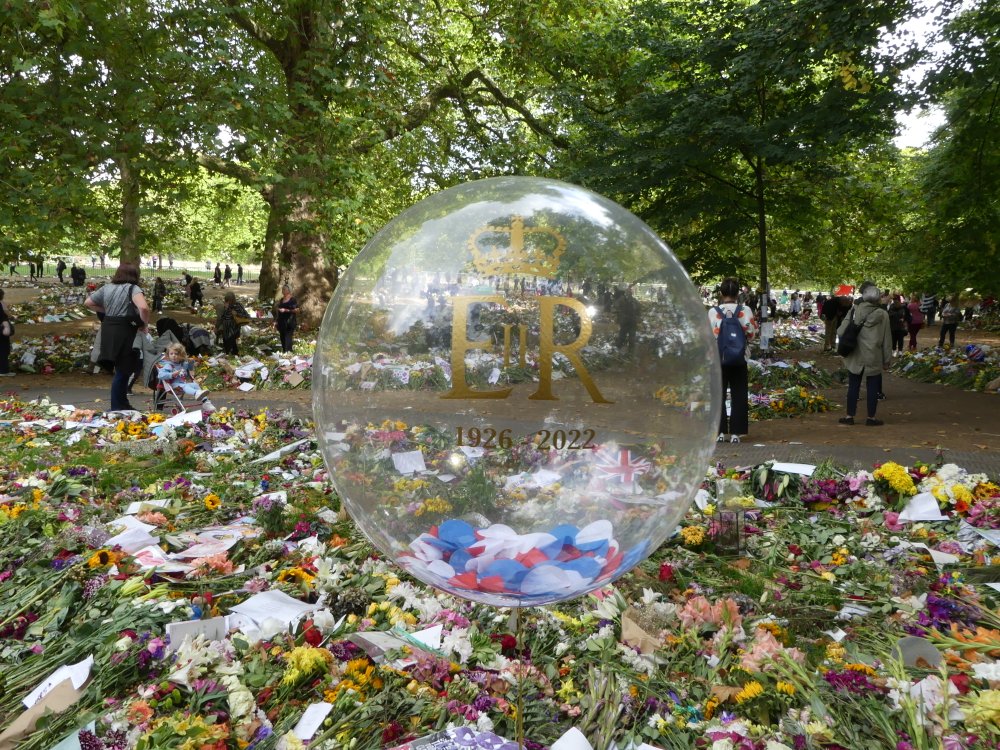 Tributes to Her Majesty in Green Park