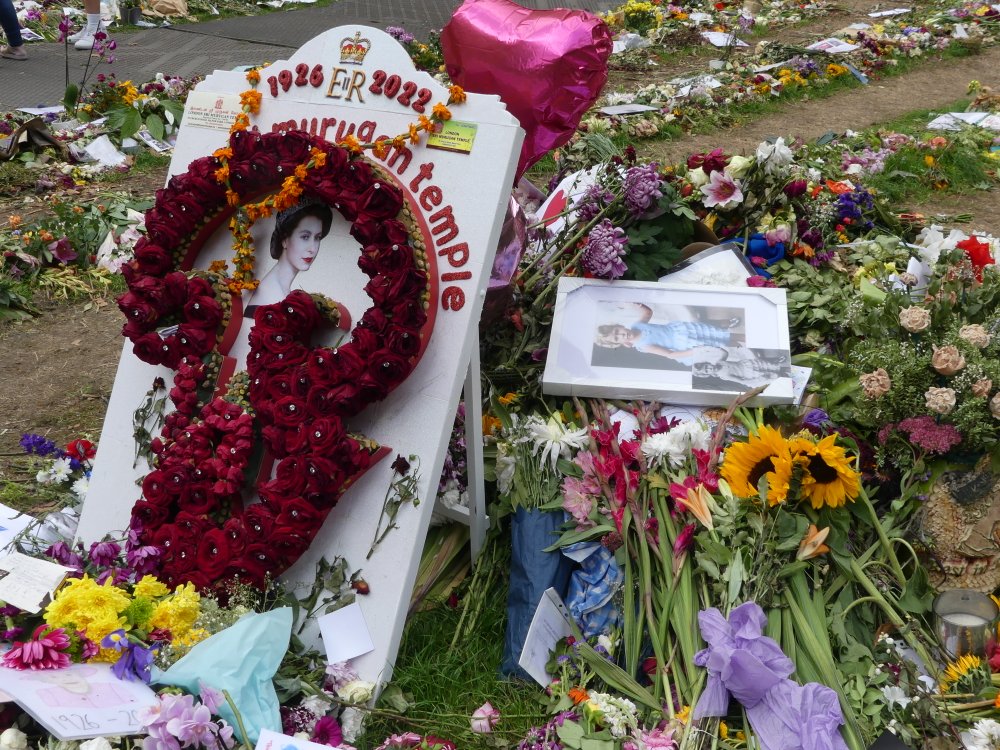 Tributes to Her Majesty in Green Park