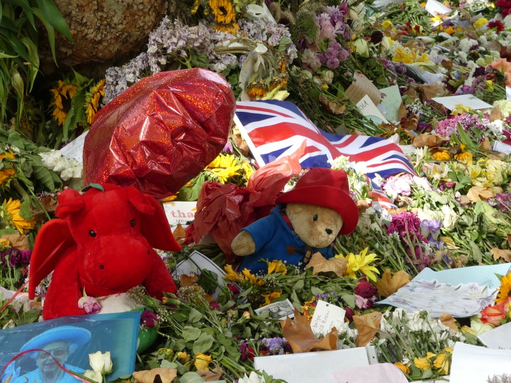 Tributes to Her Majesty in Green Park